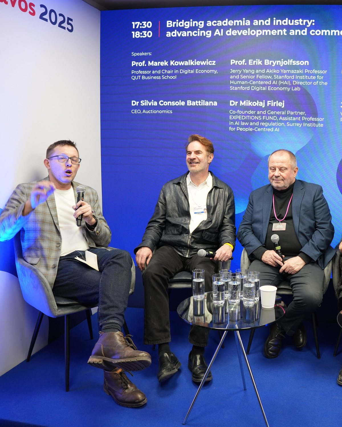 Marek Kowalkiewicz moderating a panel with Erik Brynjolfsson at the Polish Business Hub, Davos 2025